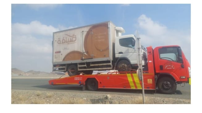 سطحة هيدروليكية لنقل السيارات في مكة